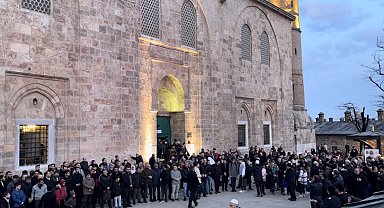 İslam düşmanı saldırıya karşı binlerce kişi Ulucami'ye akın etti
