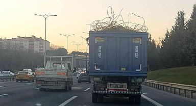 İstanbul'da demir yüklü kamyonun tehlikeli yolculuğu kazaya davetiye çıkardı