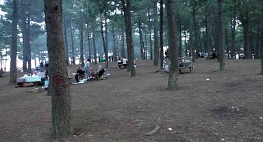 İstanbul'da hafta sonu ve sıcak havayı fırsat bilen vatandaşlar parklara akın etti