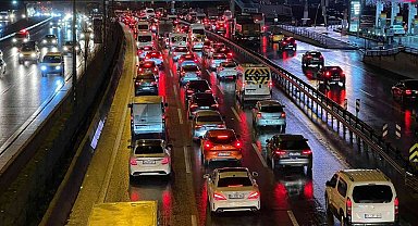 İstanbul'da haftanın son iş gününde trafik yoğunluğu yaşandı