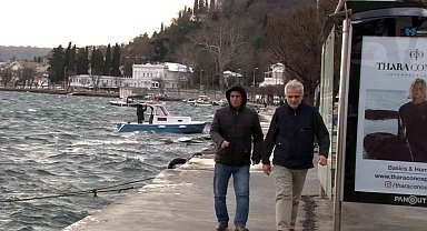 İstanbul'da lodos etkili oldu, vatandaşlar yürümekte güçlük çekti