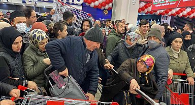 İstanbul'da market açılışında 'indirim' izdihamı