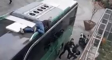 İstanbul'da Yunanistan'a giden otobüsün üstüne gizlenen Faslı şahıslar yakalandı