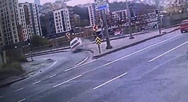 İstanbul'da yürekleri ağza getiren kaza kamerada: Sürücünün burnu bile kanamadı