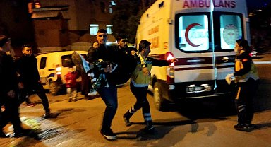 İşyerinde silahlı saldırıya uğrayan arkadaşını kucağında taşıdı