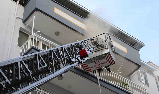 İtfaiye ekipleri alevlere kapıyı kırarak müdahale etti