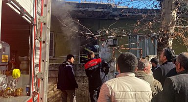 İtfaiye ekipleri kapıyı kırarak yangına müdahale etti