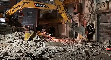 İzmir'de çöken eski İl Emniyet Müdürlüğü binasının enkazı temizleniyor