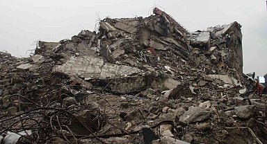 İzmir'de eski emniyet binasının çökme anı kamerada: Bir araç böyle kaçtı