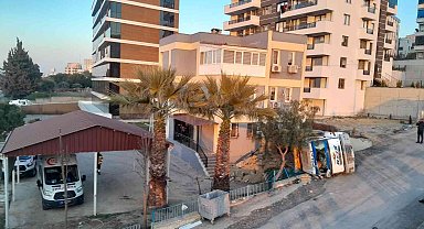 İzmir'de faciadan dönüldü: Freni boşalan kamyon 112 binasının duvarını yıktı
