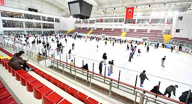 İzmir'de karneyi alan buz pistine koştu