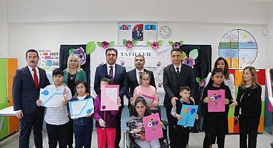 İzmir'de öğrenciler 1. yarıyıl karnelerini aldı