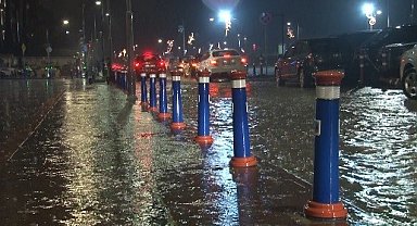 İzmir'de sağanak yağış etkili oldu