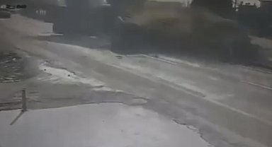 İzmir'de tır ile kamyonun çarpıştığı feci kaza kamerada