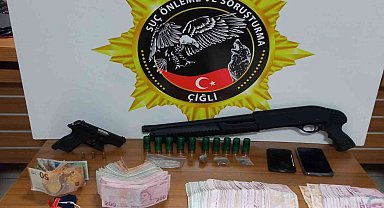 İzmir'de uyuşturucu tacirinin evinden çıkan para şok etti