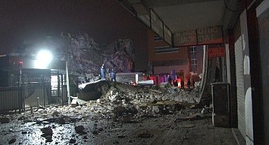 İzmir'de yıkım aşamasındaki eski İl Emniyet Müdürlüğü binası çöktü