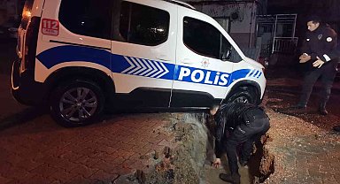 İzmir'i sağanak vurdu: Polis aracı çöken yolun içine düştü