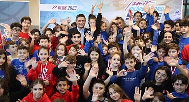 İzmir'in minik yüzücüleri Aliağa'da yarıştı