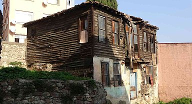 İzmit'in tarihe tanıklık eden evleri bakın ne halde