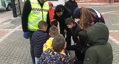Jandarma çocukların yanlarında