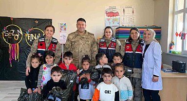 Jandarmadan köy okulu öğrencilere sürpriz