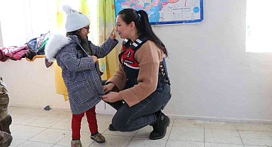 Jandarmadan öğrencilere karne hediyesi
