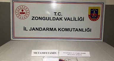 Jandarmanın aradığı şüphelilerin üzerinden uyuşturucu çıktı