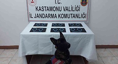 Jandarmanın durdurduğu araçta 298 adet sentetik ecza hap ele geçirildi: 4 gözaltı