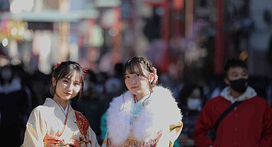 Japonya'da gençler Yetişkinler Günü'nü kimono giyerek kutladı