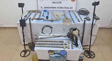 Kaçak kazı yaparken jandarmaya yakalandılar