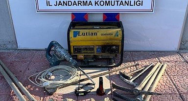 Kaçak kazı yaparken jandarmaya yakalandılar