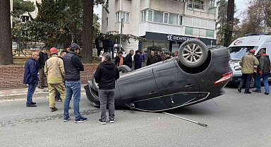 Kadıköy'de korkutan kaza: Yaşlı sürücü, yayaya çarpıp takla attı