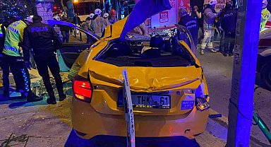 Kadıköy'de ters dönen ticari taksinin tavanı koptu: 3'ü ağır 4 yaralı