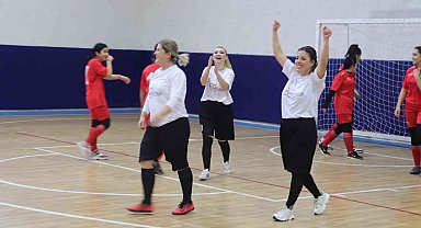 Kadın öğretmen ve öğrenciler bağımlılığa 'futbol' oynayarak dikkat çekti