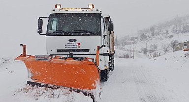 Kahramanmaraş'ta kar yağışı, kapanan yollar açılıyor