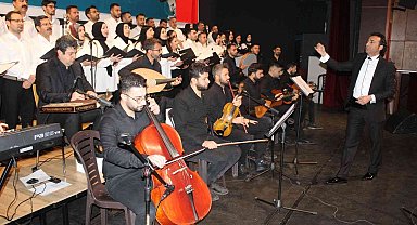 Kahta'daki öğretmenler korosu izleyicisinden tam not aldı