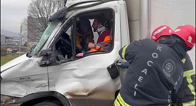 Kamyon ile kamyonet çarpıştı, sıkışan sürücü için seferber oldular