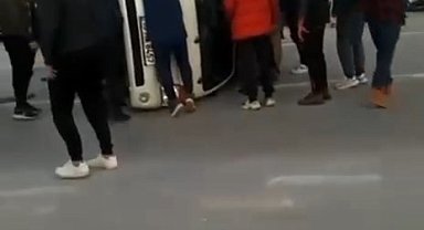 Kamyonet yan yattı, vatandaşlar sürücüyü kurtarmak için seferber oldu
