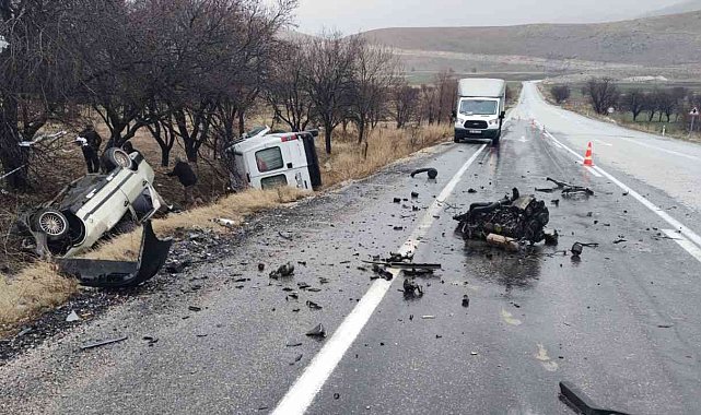 Kamyonetle çarpışan otomobil takla attı: 2 ölü, 2 yaralı