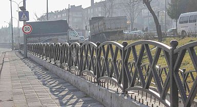 Kanal korkuluklarında bakım, onarım ve boyama çalışması