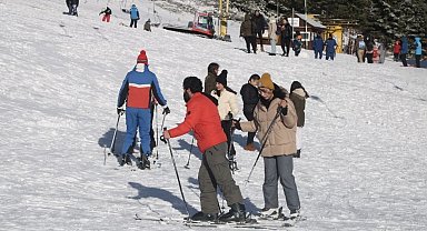 Kar sürprizi yaşanmıştı...Yarı yıl tatiliyle Uludağ'da pistler doldu