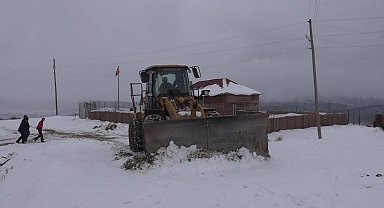 Kar yağışı yolları kapattı