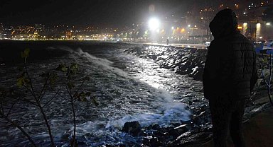 Karadeniz'de dalgalar korkuttu: İskeleye giriş kısıtlandı