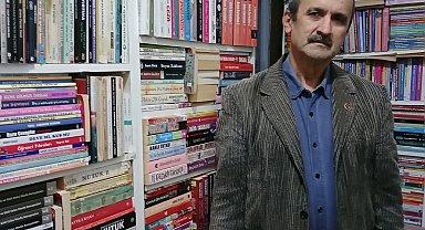 Karataş'tan yılda 3 kitap