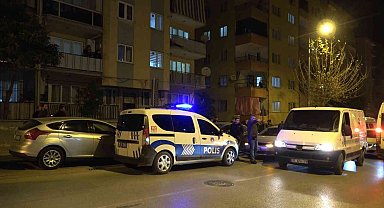 Karısını önce eşarpla boğmaya çalıştı, sonra bıçakla boğazını kesti