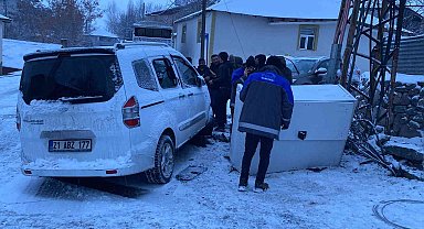 Karlıova'da hafif ticari araç elektrik trafosuna çarptı