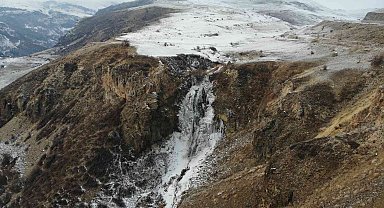 Kars'ın soğuğu şelale dondurdu