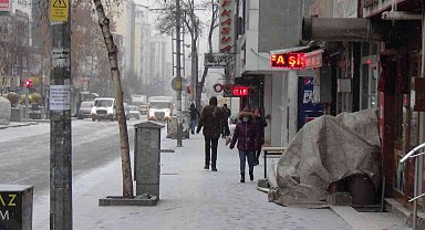 Kars'ta beklenen kar yağdı