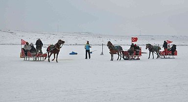 Kars'ta buz üstünde atlı kızakla gezdiler, soğuğa aldırış etmeden horon teptiler