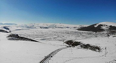Kars'ta donan Aygır Gölü havadan görüntülendi